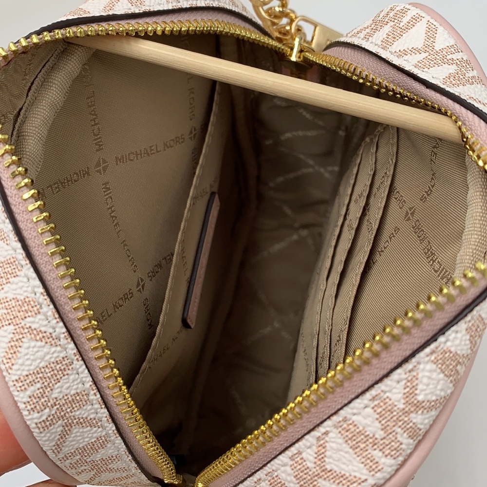 MICHAEL KORS
Jet Set Travel Md Signature Logo Crossbody
OPTIC WHITE/RS GOLD
NWT - Picture 8 of 16
